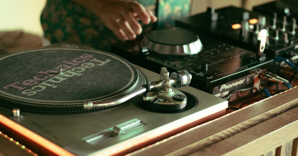 Sistema de rádio online com Auto DJ e player integrado